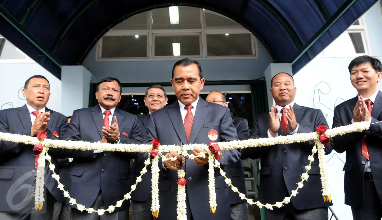Ketua KONI Pusat, Tono Suratman (tengah) meresmikan penggunaan Fitness Center KONI Pusat di Kawasan Stadion GBK Jakarta, Senin (11/1/2016). Fitness Center pertama kali digunakan pada sekitar tahun 1970 an. (Liputan6.com/Helmi Fithriansyah)