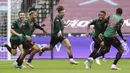 Pemain Aston Villa, Jack Grealish, melakukan selebrasi usai mencetak gol ke gawang West Ham United pada laga Premier League di Stadion London, Minggu (26/7/2020). Kedua tim bermain imbang 1-1. (AP Photo/Matt Dunham)