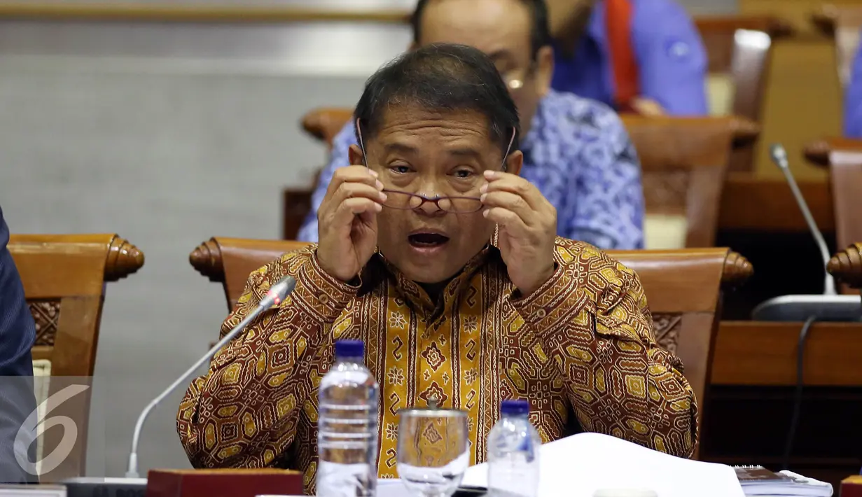 Menteri Komunikasi dan Informatika (Menkominfo) Rudiantara saat Rapat Kerja (Raker) dengan Komisi I DPR di Kompleks Parlemen, Senayan, Jakarta, Senin (3/10). (Liputan6.com/Johan Tallo)