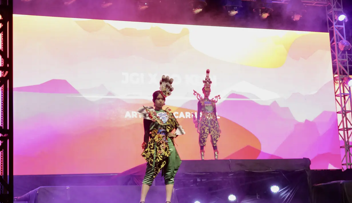 Artwear Carnival sendiri adalah sesi pertunjukan busana tematik yang dibuat oleh para desainer, komunitas, dan brand yang dibalut menjadi satu dengan detail bermotif karnaval. [Credit: SoKlin]