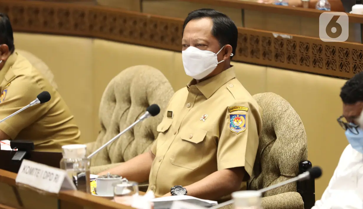 Mendagri Tito Karnavian saat mengikuti rapat kerja di Kompleks Parlemen MPR/DPR-DPD, Senayan, Jakarta, Selasa (21/6/2022). Rapat juga membahas Pengantar/Pandangan Pemerintah dan DPD RI terhadap RUU tentang 3 RUU Pembentukan Provinsi tersebut. (Liputan6.com/Angga Yuniar)