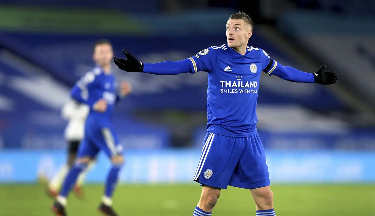 Striker Leicester City, Jamie Vardy, saat melawan Fulham pada laga Liga Inggris di Stadion King Power, Senin (30/11/2020). Leicester takluk dengan skor 1-2. (Michael Regan/Pool Photo via AP)