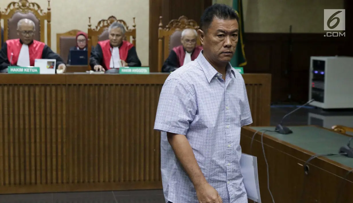 Benhur Lalenoh, pengusaha yang juga timses mantan Bupati Kepulauan Talaud, Sri Wahyumi Maria Manalip saat menjalani sidang dakwaan di Pengadilan Tipikor, Jakarta, Senin (23/9/2019). Benhur didakwa dalam dugaan suap revitalisasi Pasar Lirung dan Pasar Beo TA 2019. (Liputan6.com/Helmi Fithriansyah)