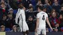 Pemain Manchester United, Paul Pogba (kiri) merayakan gol bersama rekannya Phil Jones  saat melawan Crystal Palace pada lanjutan Premier League di Selhurst Park, London (14/12/2016).  (AFP/Adrian Dennis)