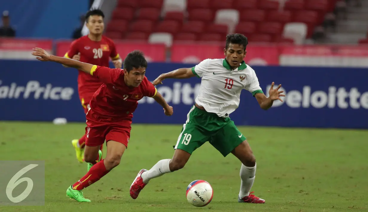 Gelandang timnas Indonesia U-23, Zulfiandi (kanan) berebut bola dengan Huu Dung Nguyen (Vietnam) diperebutan tempat ketiga Sepak Bola SEA Games 2015 di National Stadium Singapura, Senin (15/6/2015). Indonesia kalah 0-5. (Liputan6.com/Helmi Fithriansyah)