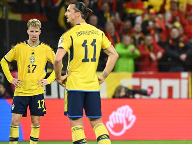 Ekspresi pemain Swedia, Zlatan Ibrahimovic (tengah), setelah pemain Belgia, Romelu Lukaku (kanan) menjebol gawang Swedia untuk yang ketiga kalinya pada laga perdana Grup F Kualifikasi Euro 2024 di Friends Arena, Sabtu (25/03/2023). (AFP/Jonathan Nackstrand)