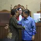 Wakil Presiden, Jusuf Kalla (kedua kanan) usai menjadi saksi yang meringankan pada sidang lanjutan pengajuan PK atas putusan kasasi kasus DOM dengan pemohon Jero Wacik di Pengadilan Tipikor, Jakarta, Senin (13/8). (Liputan6.com/HO)