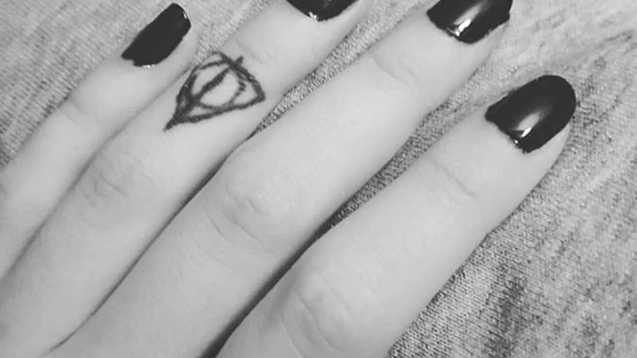 10 Tato Minimalis di Jari yang Bikin Kamu Tambah Manis