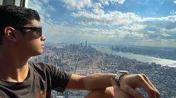 Al Ghazali menatap kemegahan kota New York dari Empire State Building. (Foto: Instagram/ alghazali7)