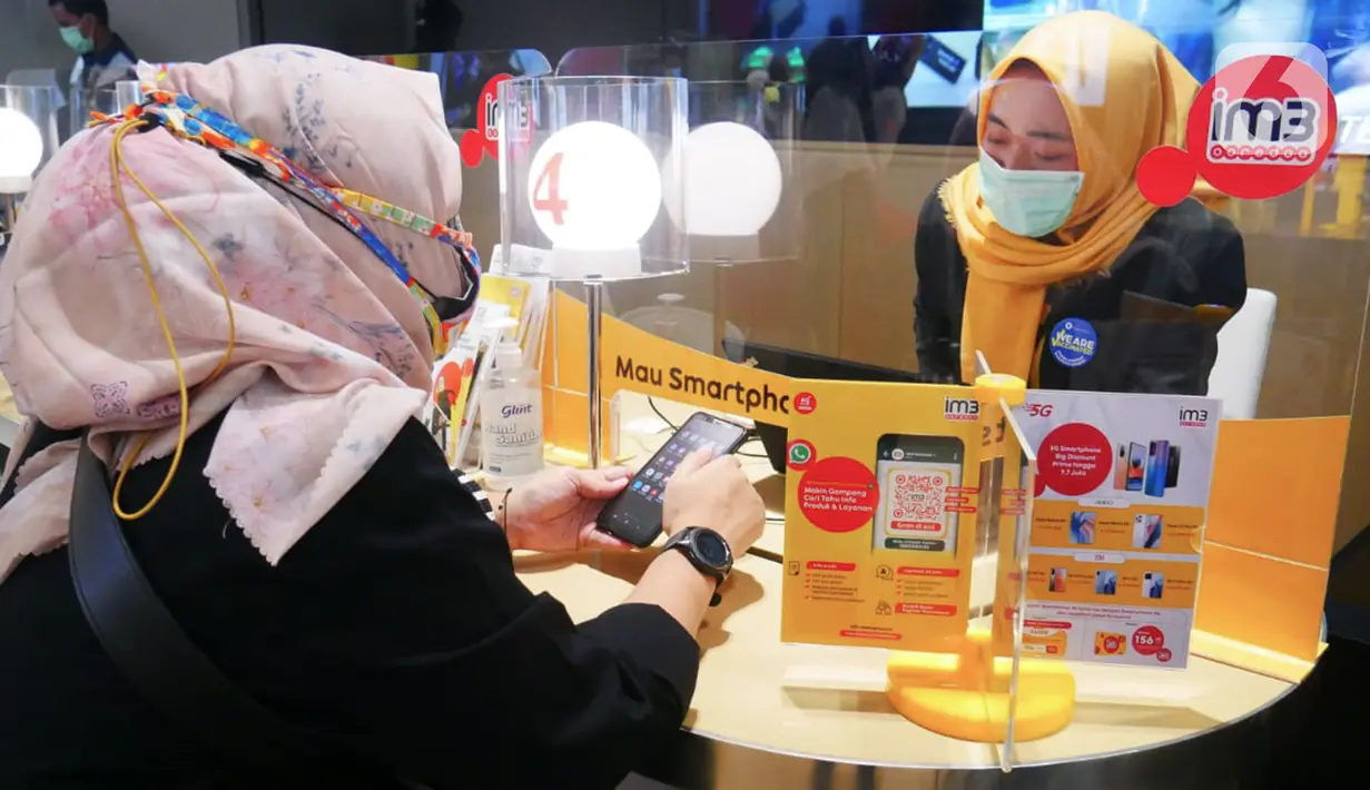 Customer service melayani pelanggan pada Hari Pelanggan Nasional (Harpelnas) di gerai Indosat Ooredoo Mall Kota Kasablanka, Jakarta, Sabtu (04/9/2021). Harpelnas 2021, Indosat Ooredoo melalui IM3 Ooredoo, menghadirkan Gerai Online Indosat Ooredoo. (Liputan6.com/HO/Rizki)