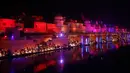 Cahaya lampu dari tanah liat menerangi tepi Sungai Sarayu sebagai bagian dari perayaan Diwali di Ayodhya, , Selasa (6/11). Kota di utara India itu memecahkan rekor dunia Guinness setelah menyalakan 300.150 lampu selama 45 menit. (AP/Rajesh Kumar Singh)