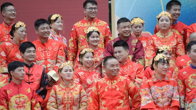 FOTO: Kebahagiaan Sejoli Ikuti Nikah Massal Gaya China
