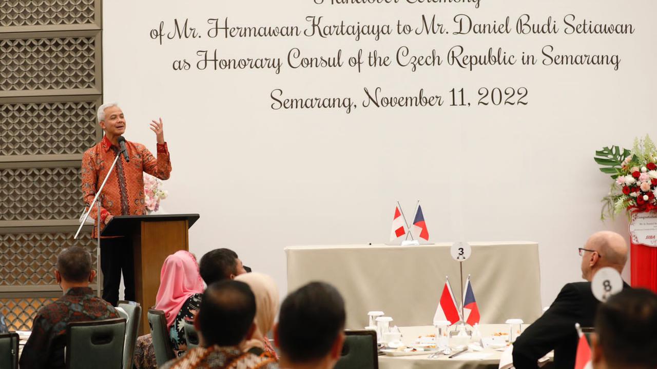 Gubernur Jawa Tengah Ganjar Pranowo mengesahkan kepemimpinan Konsulat Kehormatan Republik Ceko Wilayah Jawa Tengah yang dijabat Daniel Budi Setiawan,