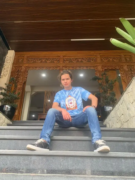 "Tapi setelah beranjak dewasa, ternyata nikah nggak segampang itu," kata anak ketiga pasangan Maia Estianty dan Ahmad Dhani itu. (Instagram/duljaelani)