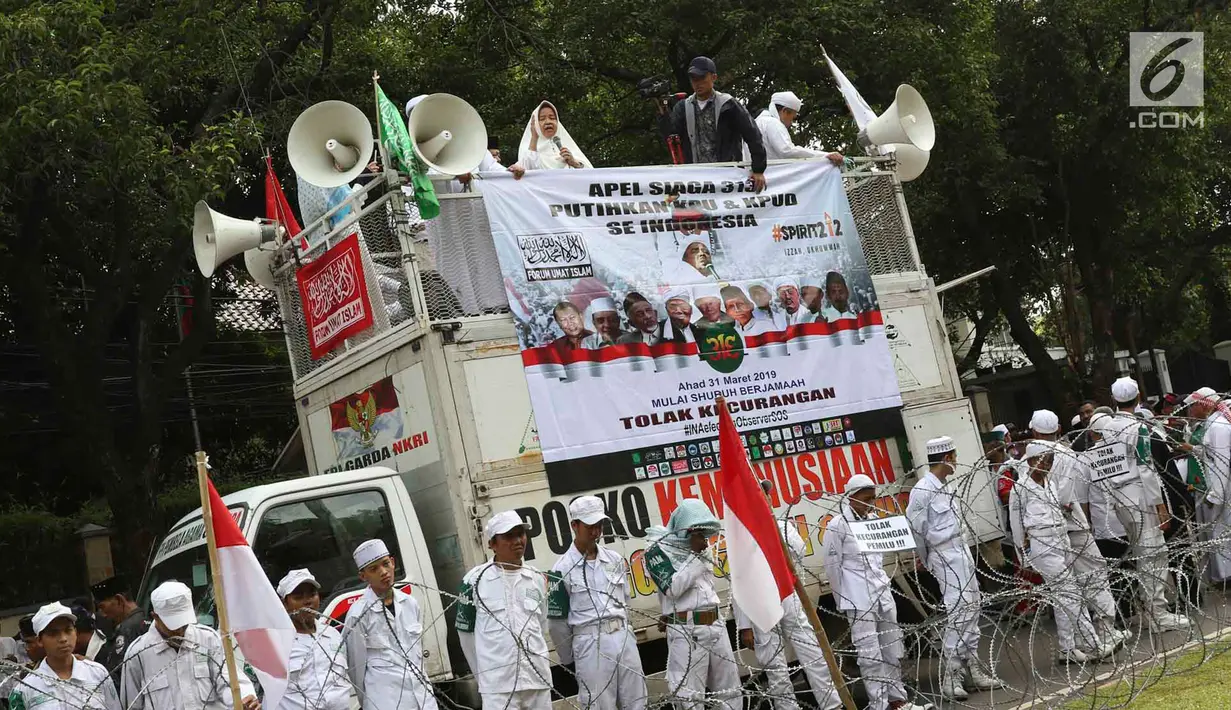 Massa Forum Umat Islam berorasi saat mengikuti kegiatan 'Apel Siaga Umat untuk Pemilu Bersih, Jujur, dan Adil' di depan Kantor KPU, Jakarta, Minggu (31/3). Dalam aksinya, massa menolak segala bentuk kecurangan dalam Pemilu yang akan berlangsung 17 April mendatang. (Liputan6.com/Immanuel Antonius)