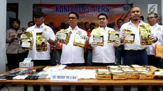 Direktur Reserse Narkoba Polda Metro Jaya, Kombes Suwondo Nainggolan menunjukkan barang bukti sabu dalam kemasan plastik teh Tiongkok di Polda Metro Jaya, Minggu (8/10). Sebanyak 20,4 kilogram sabu disita dari lima pelaku. (Liputan6.com/Johan Tallo)