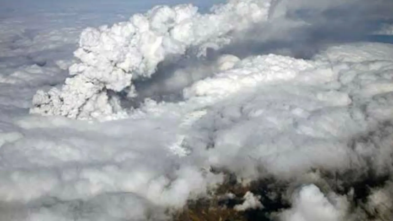 Penampakan abu vulkanik hasil erupsi gunung di angkasa