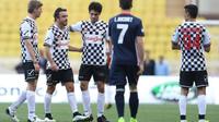 Fernando Alonso dan beberapa bintang F1 ambil bagian dalam laga sepak bola amal menjelang seri F1 GP Monako di Stade Louis II, Selasa (24/5/2016). (Bola.com/Twitter/AS_Motor)