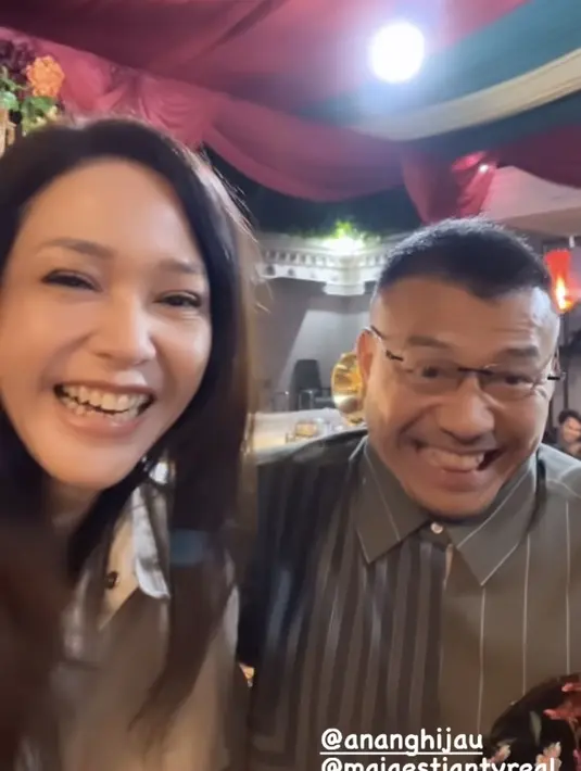 Maia tampil dengan makeup natural, mengaplikasikan lipstik nude glossy. Rambut panjang dibiarkan terurai dengan poni samping. [@itsrossa910]