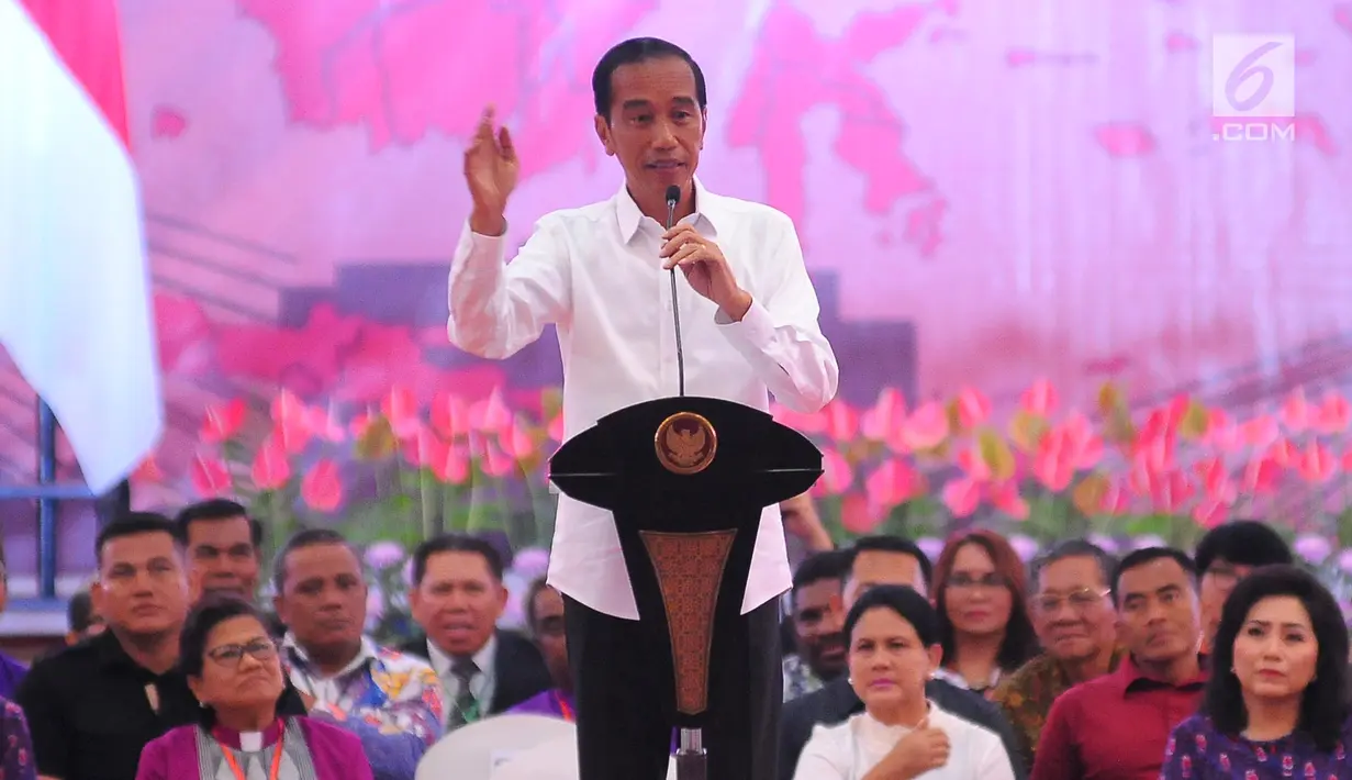 Capres nomor 01, Joko Widodo atau Jokowi memberi sambutan pada acara silaturahmi dengan para peserta Konferensi Gereja dan Masyakarat (KGM) dan pengurus PGI di Manado, Minggu (31/3). Dalam sambutanya Jokowi menyampaikan untuk tetap menjaga persatuan dan kesatuan. (Liputan6.com/Angga Yuniar)
