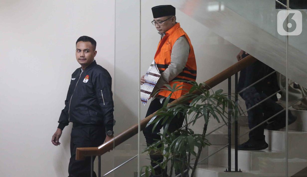 Penahanan dilakukan usai Yaqut Cholil Qoumas diperiksa oleh penyidik sejak sekitar pukul 13.00 WIB. Tampak dalam foto, mantan Menteri Agama, Yaqut Cholil Qoumas, saat dibawa menuju mobil tahanan di Gedung Merah Putih Komisi Pemberantasan Korupsi (KPK), Jakarta, Kamis (12/3/2026). (Liputan6.com/Helmi Fithriansyah)