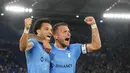 Gelandang Lazio Felipe Anderson berselebrasi dengan Ciro Immobile setelah mencetak gol pembuka timnya ke gawang Inter Milan pada pekan ketiga Serie A 2022/2023 di Stadio Olimpico, Roma, Sabtu (27/8/2022) dini hari WIB. Lazio mampu memberikan kekalahan perdana untuk Inter Milan usai menang 3-1. (AP Photo/Gregorio Borgia)