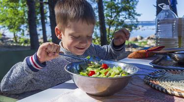 Ilustrasi anak-anak makan sayuran (pixabay)