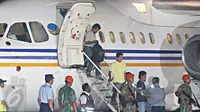 10 WNI yang dibebaskan oleh kelompok Abu Sayyaf di Filipina turun dari pesawat di Bandara Halim Perdanakusuma, Jakarta, Minggu (1/5) malam. Mereka akan menjalani pemeriksaan di RSPAD, sebelum diserahkan ke pihak keluarga. (Liputan6.com/Immanuel Antonius)