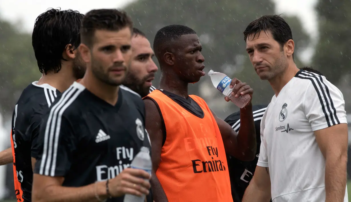 Penyerang baru Real Madrid, Vinicius Junior (tengah) saat mengikuti latihan di Florida International University di Miami, (29/7). Madrid akan bertanding melawan Manchester United di ICC 2018 pada hari Selasa di Miami. (AP Photo/Ellis Rua)