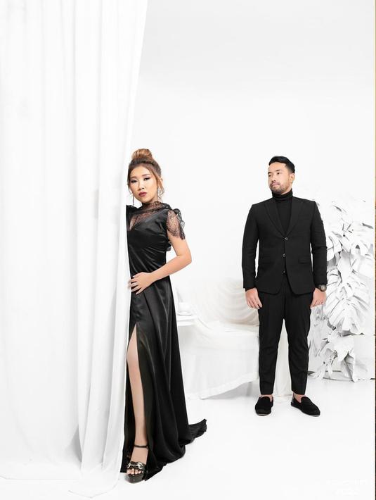 Kiky Saputri dan Muhammad Khairi juga tampil serasi dalam busana bernuansa hitam. Banyak pula netizen dan sahabat selebriti yang memuji penampilan Kiky karena terlihat begitu berbeda dibandingkan biasanya. (Liputan6.com/IG/@kikysaputrii)