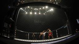 Petarung Kazakhstan, Kairat Akhmetov, saat melawan petarung Filipina, Geje Eustaquio, pada One Champhionship di JCC, Senayan, Sabtu (16/9/2017). Tampil mendominasi, Kairat Akhmetov, menang poin atas Geje Eustaquio  (Bola.com/M Iqbal Ichsan)