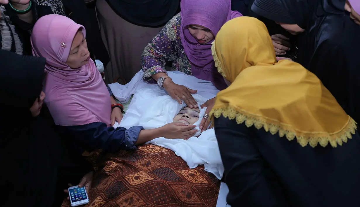 Tidak hanya putrinya, Novita Eka Afriana yang terlihat shok dengan kematian ibunya, tapi juga suami, sanak famili dan keluarga terlihat banyak yang sedih dengan kepergiannya. (Andi Masela/Bintang.com)