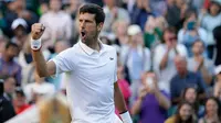 Petenis Serbia, Novak Djokovic merayakan kemenangannya atas  petenis AS, Denis Kudla pada babak kedua Wimbledon di All England Lawn Tennis Club, London, Kamis (4/7/2019) dini hari. Petenis nomor satu dunia itu menang straight set 6-3, 6-2, 6-2 atas Denis Kudla. (AP Photo/Tim Ireland)