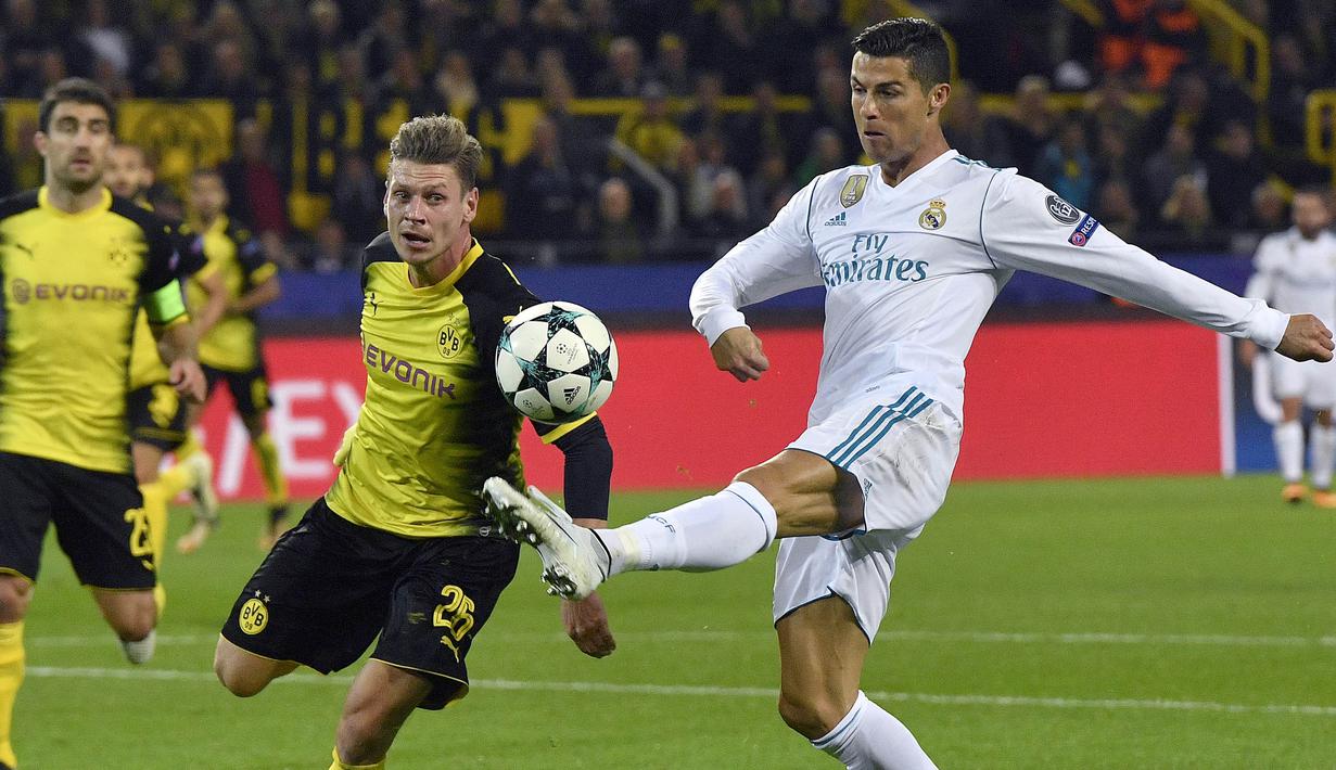 Bintang Real Madrid, Cristiano Ronaldo, berusaha melewati bek Dortmund, lukasz Piszczek, pada laga Liga Champions di Stadion Signal Iduna Park, Dortmund, Selasa (26/9/2017). Dortmund kalah 1-3 dari Madrid.