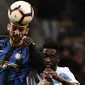 Bek Lazio, Bastos, duel udara dengan gelandang Inter Milan, Marcelo Brozovic, pada laga Serie A di Stadion Giuseppe Meazza, Minggu (31/3). Inter Milan takluk 0-1 dari Lazio. (AFP/Marco Bertorello)