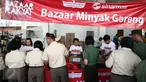 Karyawan dan prajurit TNI AD menyerbu Pasar Murah Markas Besar TNI AD (Mabesad) di Jakarta, Senin (27/6). Bekerjasama dengan Sinar Mas,  pasar murah itu bertujuan membantu prajurit dan PNS TNI AD memenuhi kebutuhan Lebaran. (Liputan6.com/Faizal Fanani)
