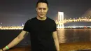 Malam hari pada kunjungan Demian Aditya pada hari keduanya di Macau, ia menikmati indahnya lampu kota dari Macau Tower. (Aldivano/Bintang.com)