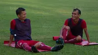 Pemain Persija, Ismed Sofyan dan Riko Simanjuntak, tampak rileks usai latihan di Lapangan Sutasoma, Jakarta, Rabu (31/1/2018). Latihan ini merupakan persiapan jelang babak delapan besar Piala Presiden. (Bola.com/Asprilla Dwi Adha)