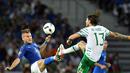 Pemain Irlandia, Jeffrey Hendrick (kanan), berebut bola dengan pemain Italia, Ciro Immobile, pada laga Grup E Piala Eropa 2016 di Stade Pierre Mauroy, Lille, Kamis (23/6/2016) dini hari WIB. (AFP/Philippe Lopez)
