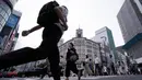 Orang-orang mengenakan masker mencegah penyebaran coronavirus baru berjalan di atas penyeberangan pejalan kaki di Tokyo, Senin, (20/7/2020). Ibukota Jepang hari Senin mengkonfirmasi lebih dari 160 kasus virus corona baru. (AP Photo/Eugene Hoshiko)