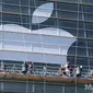 Para pekerja tengah memasang logo Apple di Moscone West pada 3 Juni (Foto: Mashable)