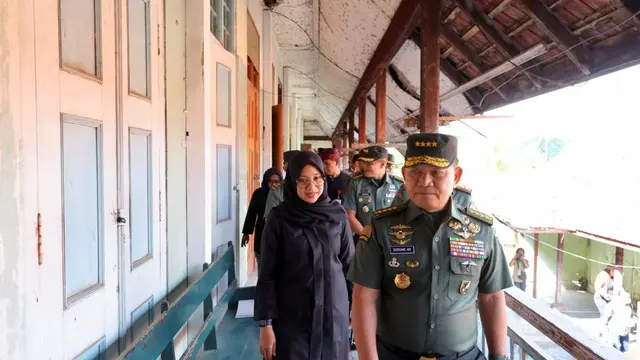 KSAD Jendral TNI Dudung Abdurachman  tinjau Asrama Inggrisan Banyuwangi (Isitimewa)