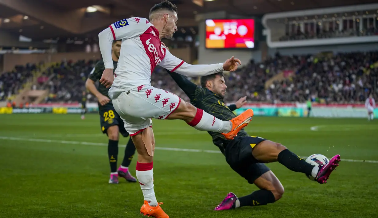 Bek Paris Saint-Germain (PSG) Juan Bernat mencoba untuk memblokir tembakan dari bek AS Monaco Ruben Aguilar dalam laga Ligue 1 2022/2023 pekan ke-23 di Stade Louis II, Sabtu (11/2/2023) malam WIB. Kekalahan ini tak menggoyahkan posisi PSG di puncak klasemen sementara Liga Prancis dengan 54 poin. (AP Photo/Daniel Cole)