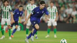 Kevin Diks maju sebagai eksekutor penalti dan berhasil mengecoh kiper Betis, Adrian. Tembakannya ke sudut kanan gawang gagal dihalau eks Liverpool tersebut karena salah membaca arah bola. Skor 1-1 bertahan hingga usai. (AP Photo/Toni Rodriguez)