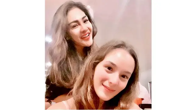 Segera Jadi Menantu, Ini 6 Potret Kedekatan Chelsea Islan dan Ibunda Rob Clinton