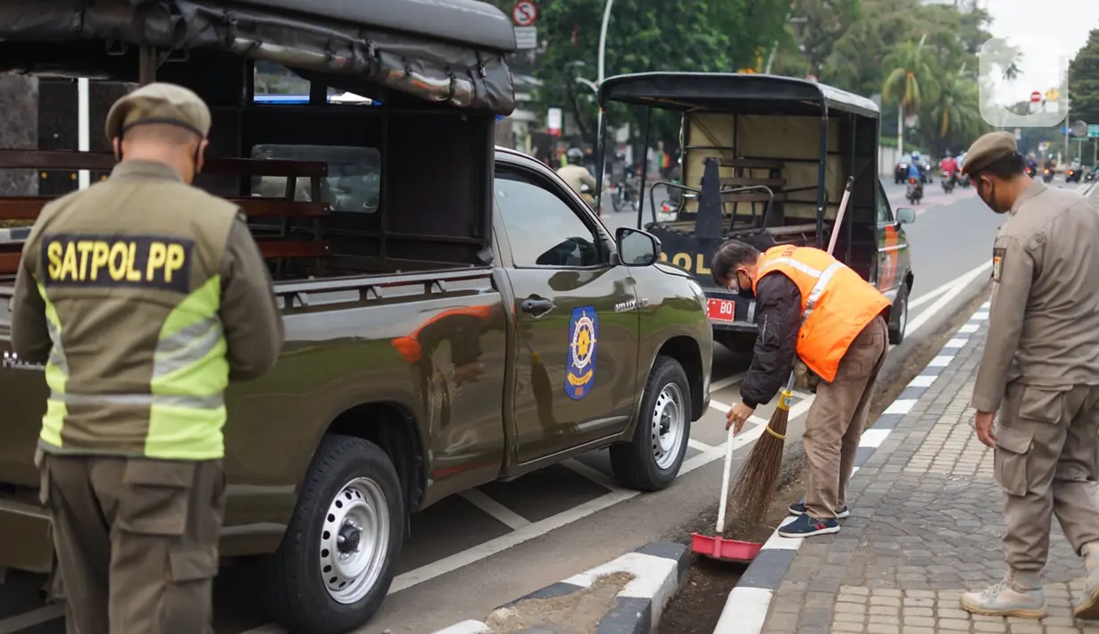Petugas gabungan menghukum warga saat Operasi Yustisi Protokol Covid-19 di kawasan Tugu Tani, Jakarta, Senin (14/9/2020). Operasi tersebut digelar sebagai langkah untuk menekan penyebaran Covid-19 di masa PSBB Jakarta. (Liputa6.com/Immanuel Antonius)