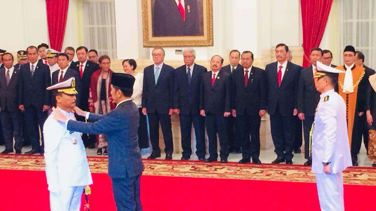 Presiden Jokowi melantik Siwi Sukma Adji sebagai KASAL (Titin Supriyatin/Merdeka.com)