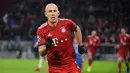 4. Arjen Robben - Semakin menua nya Robben membuatnya sering di rotasi dnegan pemain lain. Terlebih lagi kecepatannya yang terus menurun membuatnya bersedia akan turun sekitar 3 poin dari ratingnya saat ini yaitu 84. (AFP/Sven Hoppe)