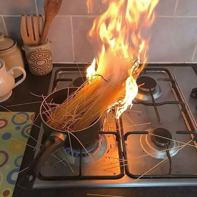 6 Potret Barang hingga Makanan Hangus Ini Bikin Kesal, Dapur Bak Kapal Pecah