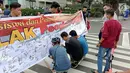 Masyarakat menandatangi spanduk petisi menolak gerakan people power saat car free day (CFD) di kawasan Thamrin, Jakarta, Minggu (19/5/2019). Aliansi Mahasiswa dan Pemuda Cinta NKRI mengajak masyarakat menandatangani petisi mendukung KPU dan Bawaslu pasca Pilpres 2019. (Liputan6.com/Faizal Fanani)